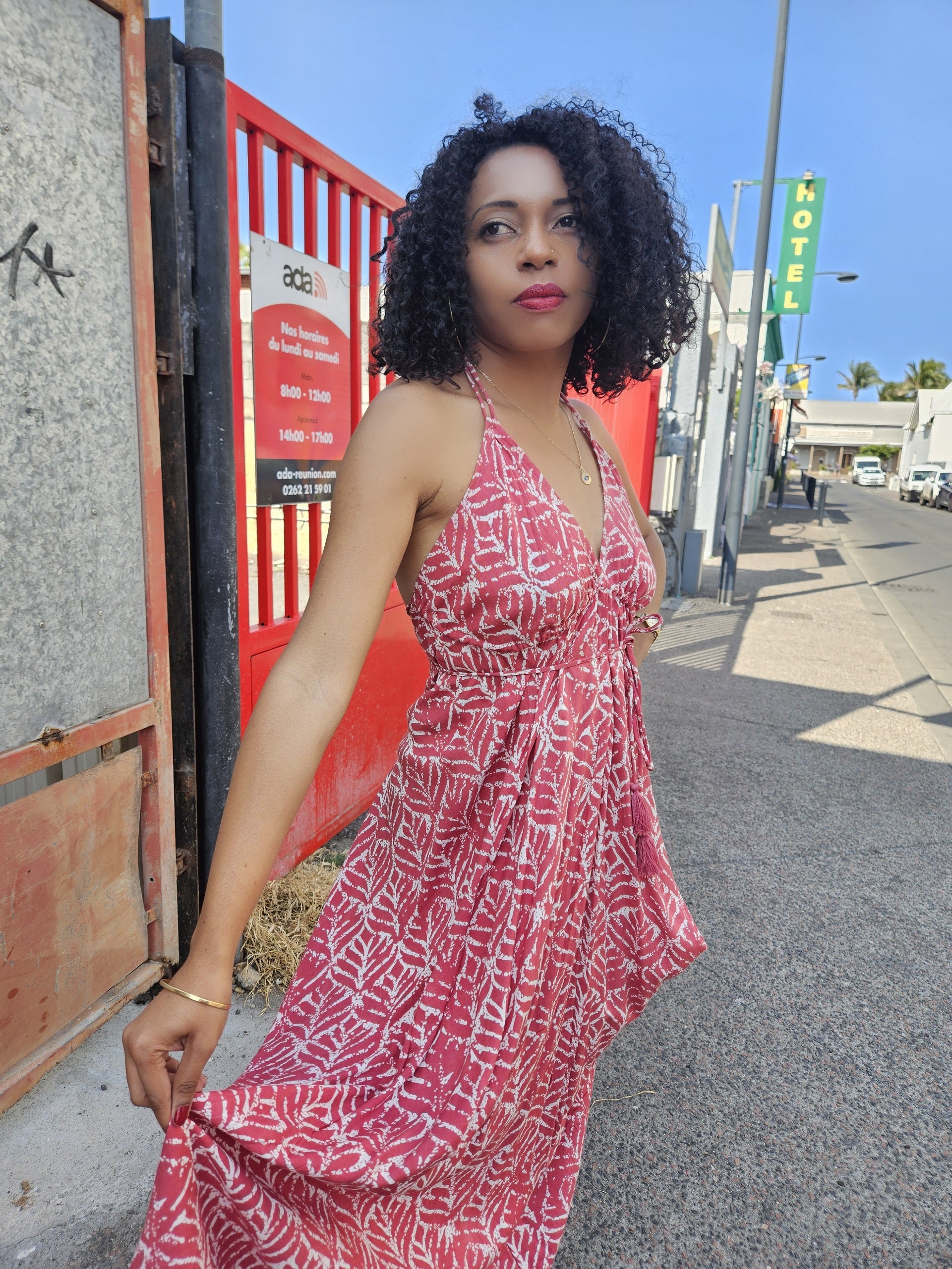 Robe longue feuille dos- nu 974,île de la Réunion